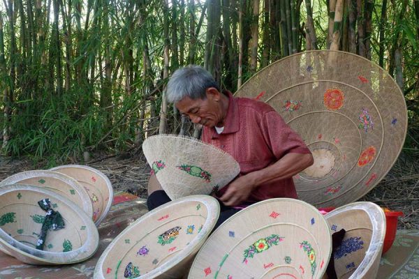 Phu Gia horse conical hat craft village